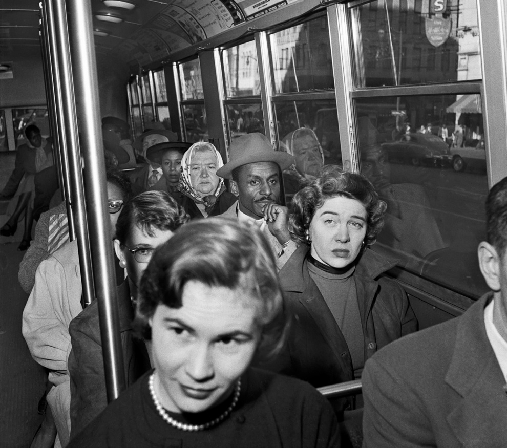 Một người da đen trên chuyến xe buýt chung với người da trắng ở thành phố Birmingham, bang Alabama vào ngày 26/12/1965. Đầu tháng 12/1965, mục sư King khởi xướng chiến dịch tẩy chay xe buýt tại thành phố Montgomery. Hoạt động này nhằm phản đối việc cảnh sát bắt phạt một phụ nữ da đen do bà không nhường chỗ cho hành khách da trắng. Chiến dịch lan rộng và gây ảnh hưởng, buộc Tòa án Tối cao Mỹ phải đưa ra phán quyết vào ngày 20/12/1965 xóa bỏ những phân biệt đối xử với hành khách đi xe buýt. Đây là một trong những chiến dịch thành công của mục sư King trước khi bị ám sát vào 2 năm sau đó.