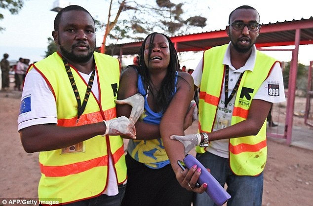 Nhân viên y tế Kenya đưa một nữ sinh viên bị thương trong vụ tấn công ngày 2/4 đến bệnh viện để điều trị. Phiến quân al-Shabaab bất ngờ bao vây và tấn công tại trường đại học Garissa tại Kenya vào ngày 2/4, khi các sinh viên đang chuẩn bị vào giờ học buổi sáng. Những chiến binh Hồi giáo cực đoan xả súng liên tục vào các nạn nhân khiến hàng chục người gục ngã.