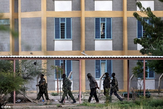 Cảnh sát canh gác xung quanh Đại học Garissa, nơi vụ khủng bố đẫm máu xảy ra.