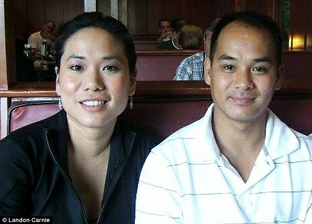 Landon và chị gái, Lorie, chụp tại Việt Nam năm 2005, tròn 30 năm sau khi hai chị em rời khỏi quê hương trong chiến dịch Babylift. Ảnh: Daily Mail