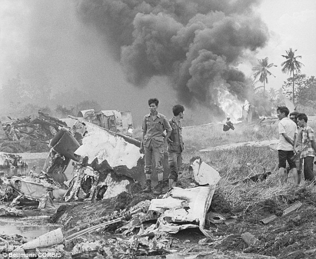  Hiện trường tai nạn của máy bay C5A rơi gần sân bay Tân Sơn Nhất vào ngày 4/4/1975. Ảnh: Corbis