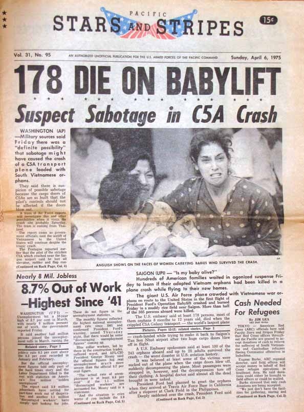 Báo chí Mỹ đưa tin về vụ rơi máy bay chở trẻ em người Việt và nhân viên người Mỹ tại Việt Nam trong đầu tháng 4/1975. Do vụ nổ ở cửa đuôi phi cơ nên dư luận Mỹ ban đầu nghi ngờ khả năng một âm mưu nhằm phá hoại chuyến bay đã diễn ra. Chiếc C5A gặp nạn đã cất cánh vào ngày 4/4/1975, tức một ngày sau khi ông Gerald Ford, tổng thống Mỹ khi đó, chính thức phê chuẩn chiến dịch Không vận Trẻ em.
