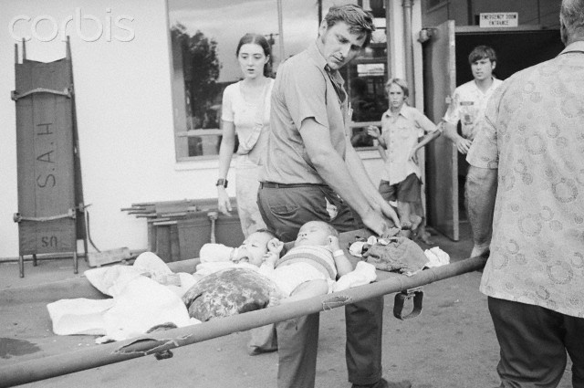  Những người đàn ông mang cáng chở hai trẻ em bị thương đến điều trị tại bệnh viện. Các em là những trẻ may mắn sống sót sau vụ C5A rơi. Sau vụ tai nạn, chính phủ Mỹ vẫn thực hiện chiến dịch Babylift cho đến khi kết thúc vào ngày 26/4, đưa gần hàng nghìn trẻ em Việt Nam rời khỏi quê hương, trong đó 2.700 em đến Mỹ để làm con nuôi trong các gia đình Mỹ.