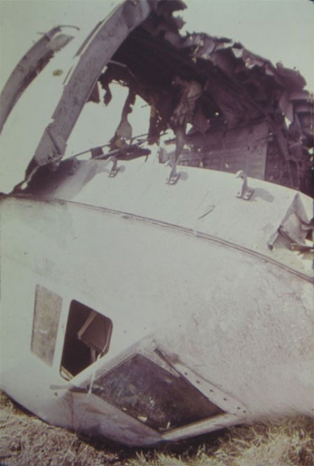 Cú va đập mạnh khi C5A rơi xuống đất khiến buồng lái văng ra khỏi thân máy bay. Khi máy bay đang lên độ cao 7.000 m thì cửa đuôi bị bung ra khiến áp suất trong khoang giảm nhanh chóng. Nhiều sự cố kỹ thuật khác xảy ra ngay sau đó. Các phi công cố gắng điều khiển máy bay trở lại sân bay Tân Sơn Nhất để hạ cánh khẩn cấp. Nhưng phi cơ hư hỏng nặng nên nó rơi xuống cánh đồng gần phi trường.