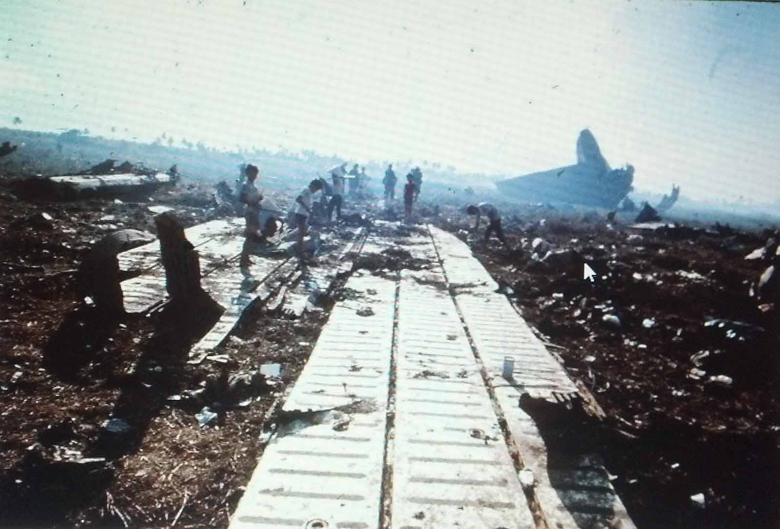 Một mảnh vỡ vốn là bộ phận ở khoang chứa hàng của máy bay C5A, vật thể bên phải là một phần đuôi máy bay.