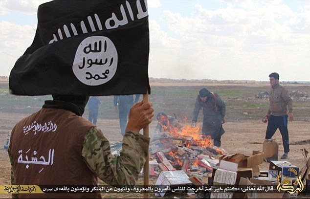 IS tong giam nguoi mac quan jean, cai nhac tren dien thoai hinh anh