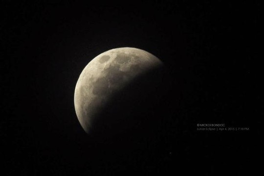 Mặt trăng xuất hiện tại tỉnh Cebu, Philippines, lúc 19h18.