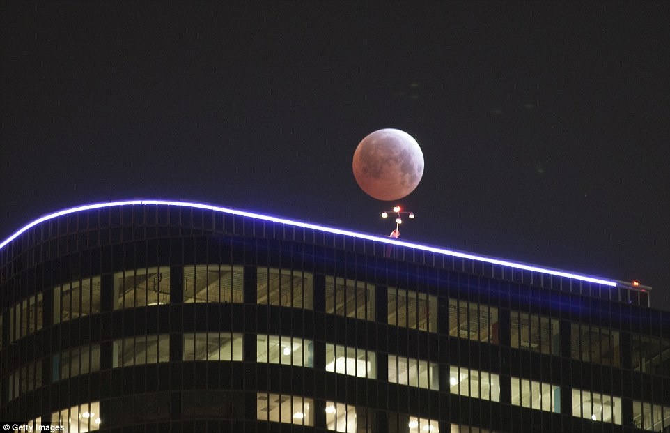 Trăng đỏ và tròn 