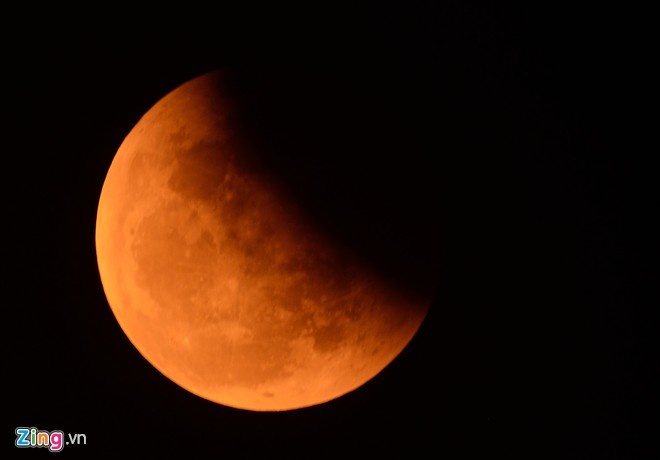Hình ảnh mặt trăng kỳ ảo tại Hà Nội. Ảnh: Zing.vn