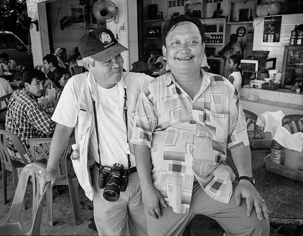 Nick Ut và Phan Thanh Tâm, em trai của Kim Phúc (đã qua đời). Tâm chính là cậu bé bên trái của bức ảnh Em bé napalm. Ảnh: VF