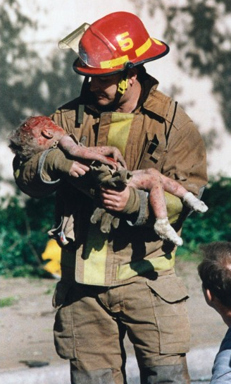 Bức ảnh của nhà báo Charles Porter ghi  cảnh lính cứu hỏa Chris Fields bế bé Bayblee Almon, 1 tuổi, tại hiện trường của vụ đánh bom khủng bố tòa nhà liên bang Alfred P. Murrah ở thành phố Oklahoma năm 1995. Bức ảnh được coi là biểu tượng của vụ đánh bom kinh hoàng, khiến 168 người thiệt mạng. 