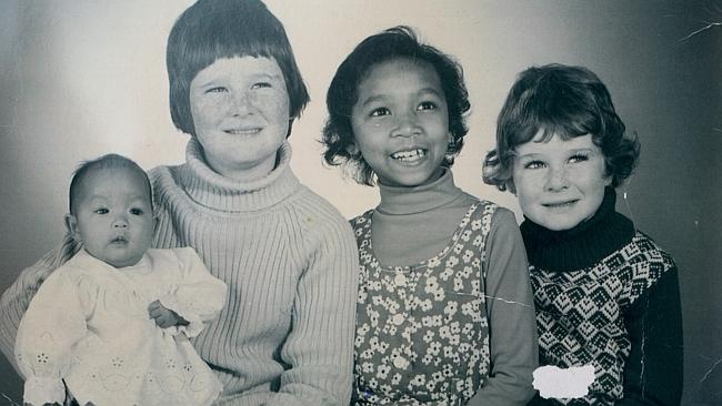 Chantal Doecke, hay Lê Thị Hà (bìa trái), trong vòng tay của các anh chị em nuôi tại Australia. Ảnh: SBS