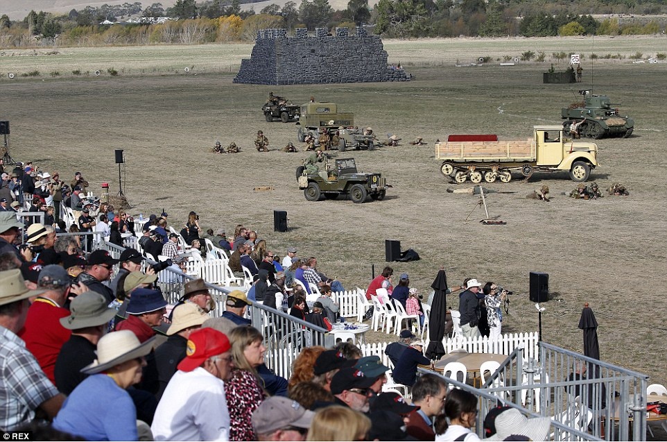 Ban tổ chức triển lãm cũng trưng bày nhiều loại vũ khí mặt đất như xe tăng hoặc xe tải quân sự. Sự kiện thu hút rất nhiều khách đến tham quan từ cuối tuần qua.