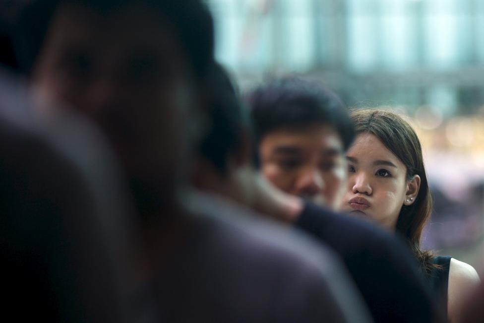 Phiradach, người chuyển giới từ nam sang nữ, 21 tuổi, xếp hàng trong buổi sơ tuyển binh sĩ tổ chức tại một trường học ở Klong Toey thuộc ngoại ô Bangkok. Phần lớn thanh niên Thái không tình nguyện nhập ngũ mà họ chọn hình thức 