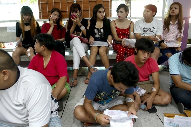 Những người chuyển giới Thái Lan dự buổi sơ tuyển tân binh diễn ra ở Klong Toey, Bangkok.
