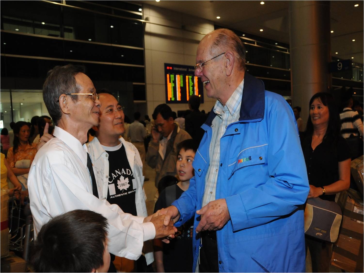 Hai người bố của Thanh Campbell, bố ruột Nguyễn Minh Thạnh và bố nuôi William Campbell, gặp nhau năm 2009.