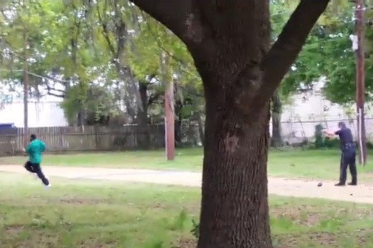 Video canh sat My ban chet nguoi da den gay chan dong hinh anh