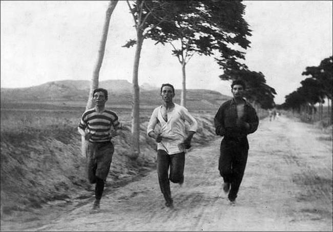 Ba người đàn ông tham gia cuộc thi chạy tại Thế vận hội Olympic đầu tiên năm 1896, tại thành phố Athen, thủ đô của Hy Lạp. 