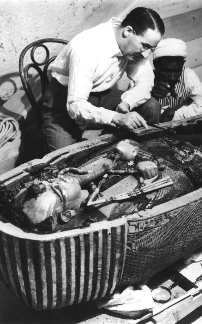 Howard Carter, nhà khảo cổ Anh, đang kiểm tra quan tài của vua Ai Cập Tutankhamun, Ai Cập.