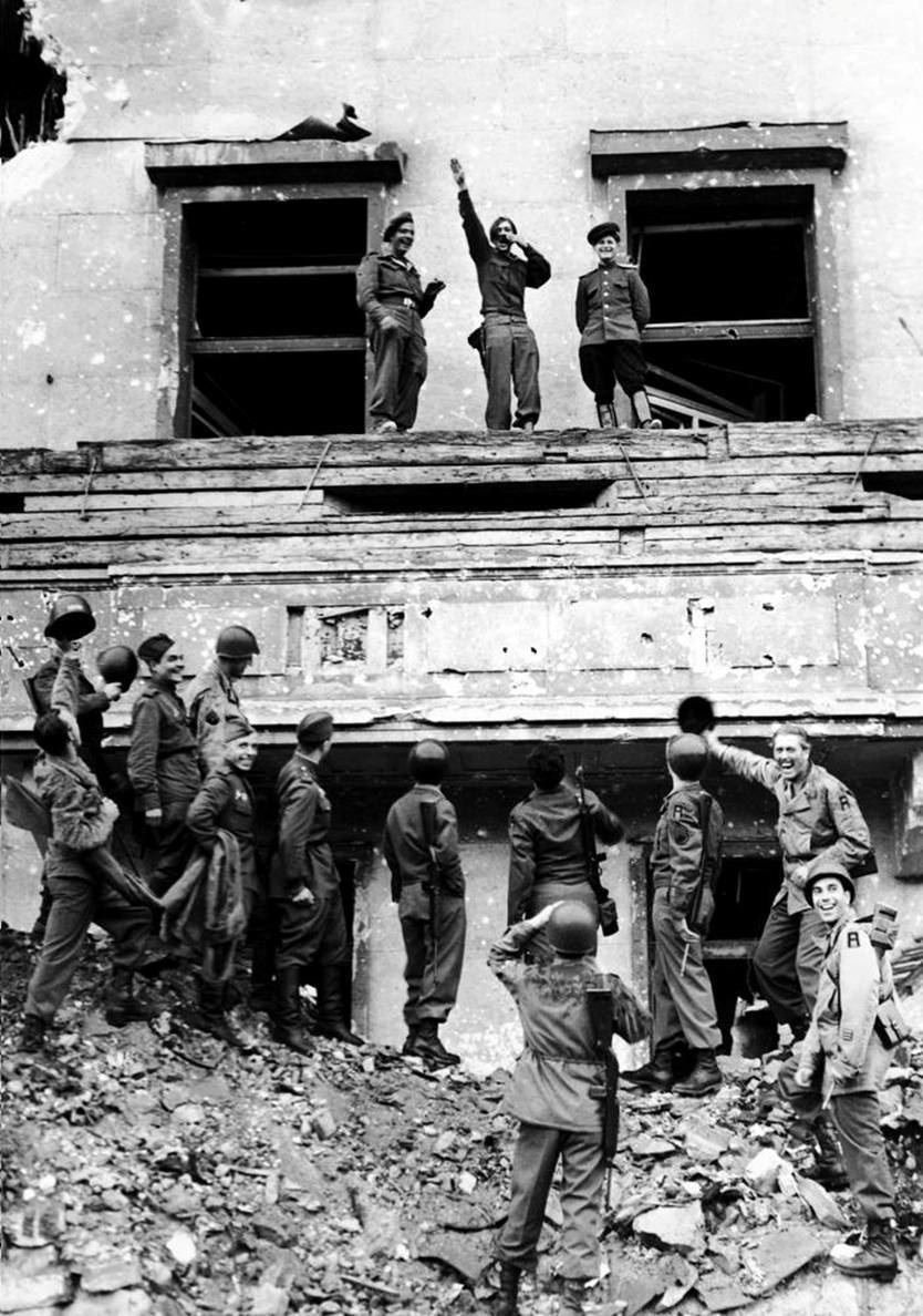 Quân đội Đồng Minh nhạo báng Hitler từ ban công của Reich Chancellery năm 1945