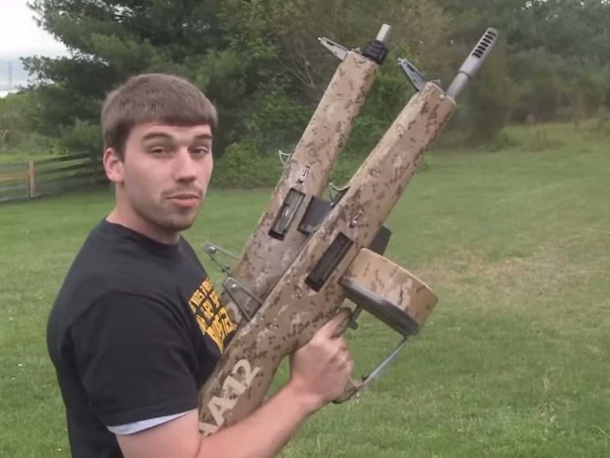 Súng AA12 Atchisson Assault do công ty Maxwell Atchisson (Mỹ) chế tạo. Nó có thể khai hỏa trong điều kiện vùi dưới cát hoặc ở dưới nước mà vẫn tạo hỏa lực như trong môi trường trên cạn. Độ giật của súng AA12 cũng giảm đáng kể so với các súng thông thường. Súng có thể bắn 300 viên đạn mỗi phút.