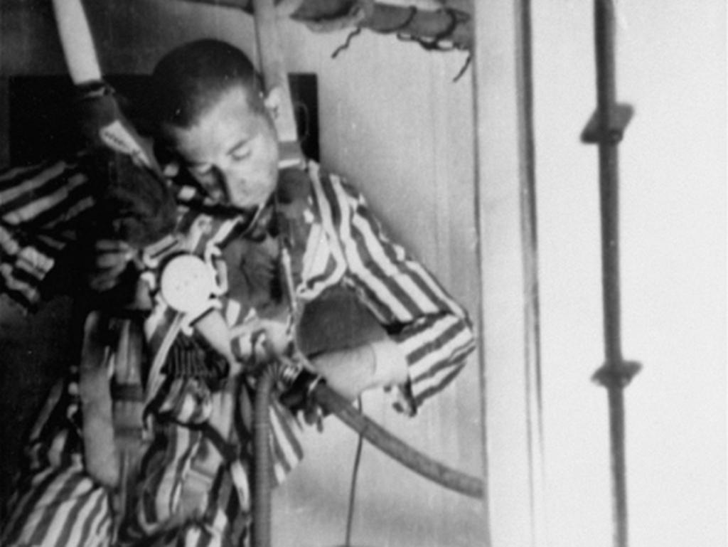 Nhung thi nghiem dang so cua Duc Quoc xa tren co the song hinh anh