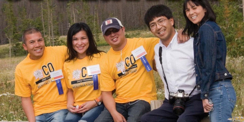 Trista Goldberg bên cạnh các anh, chị em Babylift. Tricia Houston (ngoài cùng, bên phải) là người vừa tìm thấy bố ruột thông qua chương trình đoàn tụ và xét nghiệm ADN do Trista khởi xướng. Ảnh: Operation Reunite