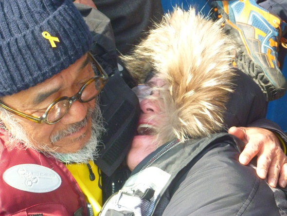 Bà Lee Geum Hee không ngừng khóc khi trở lại hiện trường chìm phà Sewol, cũng là nơi thi thể con gái bà đang thất lạc, vào tháng 2/2015. Ảnh: Hani