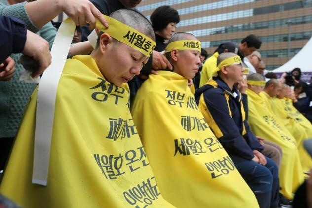 Người thân của các nạn nhân phà Sewol cạo đầu ngày 8/4 trước khi tham gia biểu tình. Ảnh: UPI