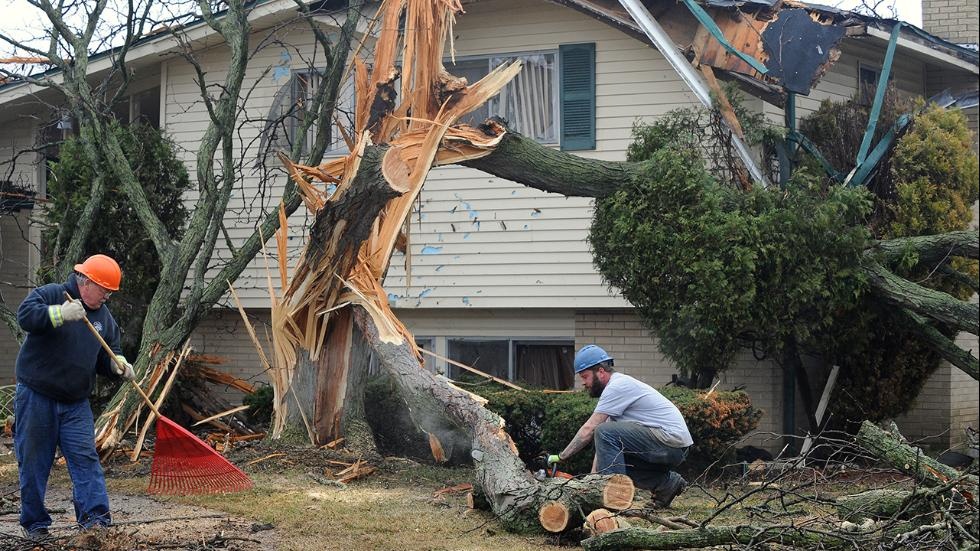 Bão lớn gây ra gió lốc mạnh khiến cây cối đổ hàng loạt ở thành phố Southfield, bang Michigan, vào ngày 9/4. Ảnh: AP