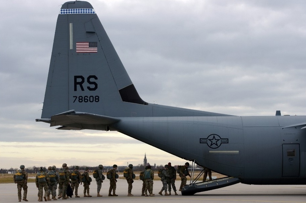 Các binh sĩ thuộc đội lính nhảy dù của Lục quân Mỹ bước lên máy bay C-130 Hercules, bắt đầu buổi tập huấn đổ bộ từ không trung diễn ra ở Đức vào cuối tháng 2/2015.