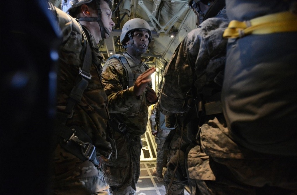 Những lính nhảy dù lắng nghe sĩ quan cấp trên hướng dẫn thao tác trước khi họ rời máy bay. Hơn 100 binh sĩ tham gia buổi tập huấn này.