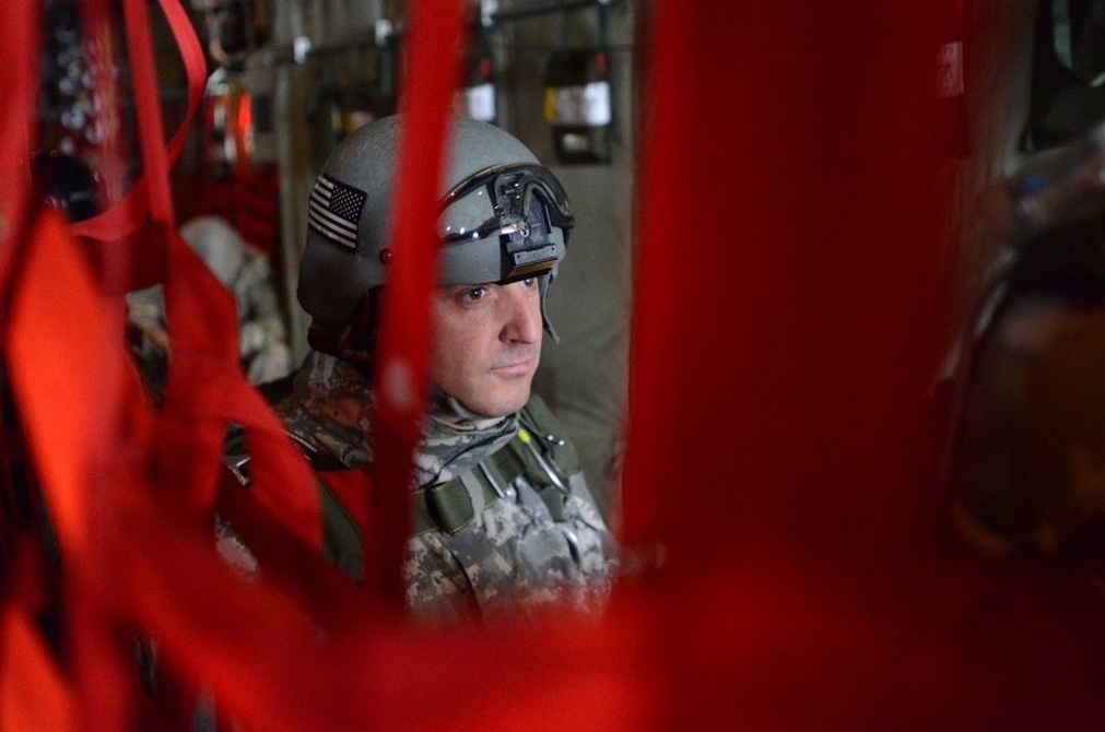 Một binh sĩ chờ đến lượt bước ra cửa ở đuôi máy bay để nhảy dù xuống địa điểm định sẵn.