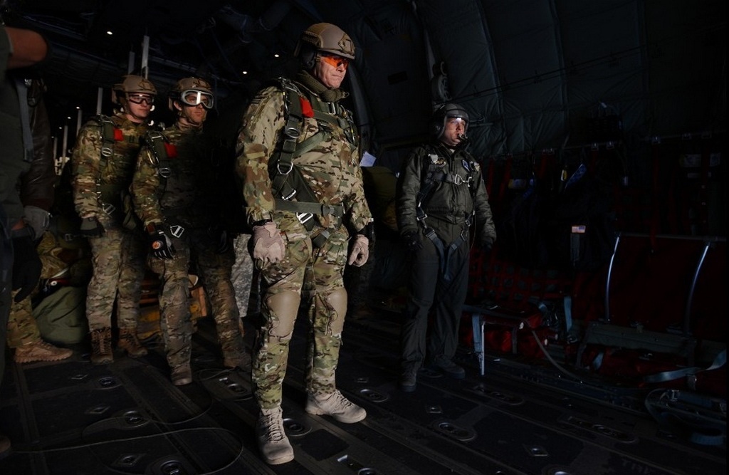 Đội đặc nhiệm số 10 của lục quân thành lập từ năm 1952, hoạt động chủ yếu tại căn cứ Fort Bragg, phía bắc bang California. Đây là một trong những căn cứ quân sự lớn nhất của Mỹ.