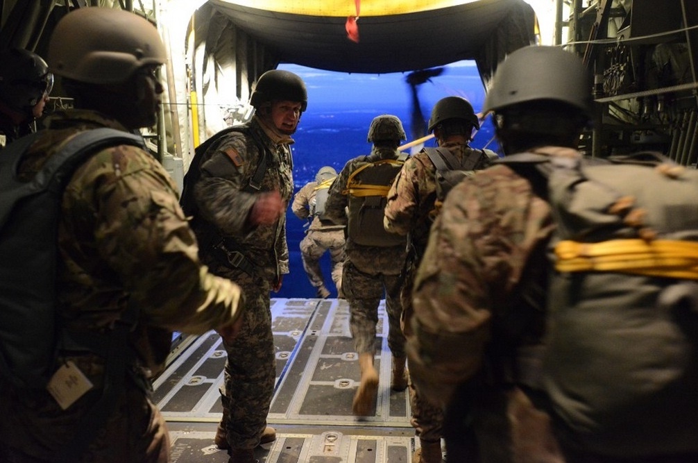 Các binh sĩ thuộc tiểu đoàn 1 bắt đầu cuộc tập huấn nhảy dù diễn ra tại Đức.