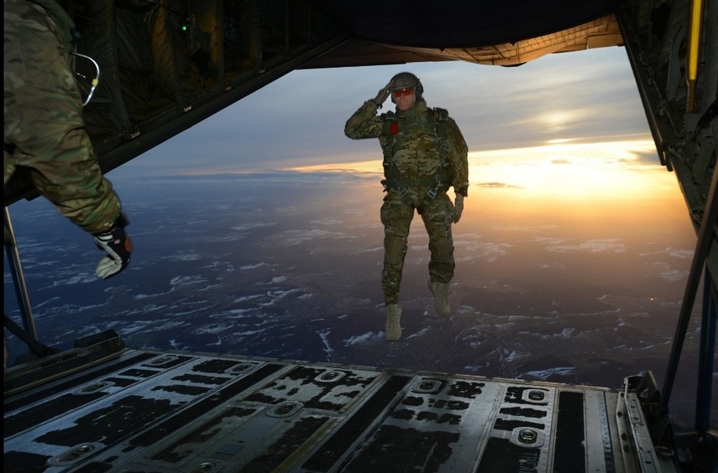 Một người lính chào đồng đội khi anh nhảy khỏi máy bay để bắt đầu bài tập huấn.