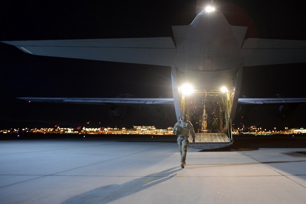 Ngày tập huấn kết thúc, chiếc C-130 chở các lính nhảy dù Mỹ trở về căn cứ tại thành phố Stuttgart, Đức.