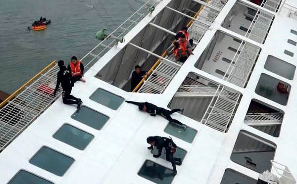 Nhung nguoi dung cam nhat trong tham kich tau Sewol hinh anh