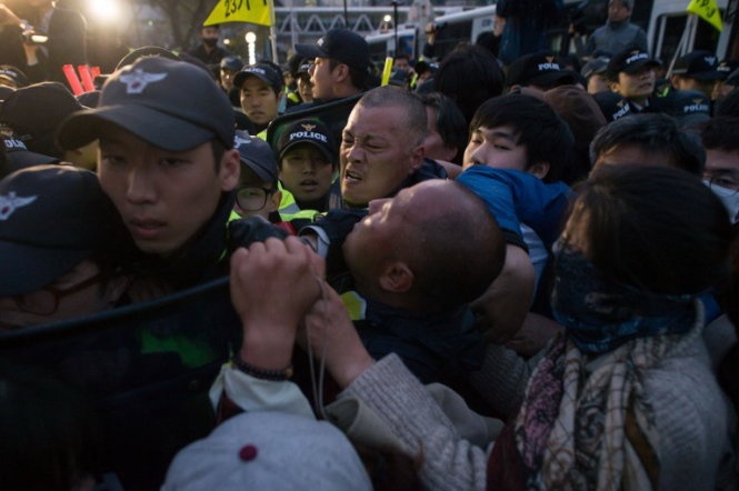 Nguoi nha nan nhan tau Sewol dung do voi canh sat hinh anh