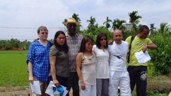 Năm 2010, sơ Susan (áo xanh, bìa trái) cùng đoàn trẻ Babylift về thăm hiện trường tai nạn máy bay C5A chở trẻ Babylift năm 1975.