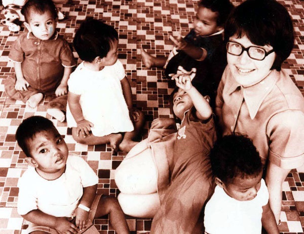 Sơ Susan Carol McDonald chăm sóc trẻ em mồ côi Việt Nam.