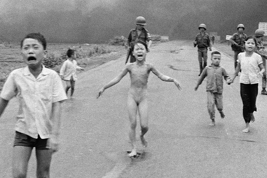 'Em be napalm' nho lai ngay doi bom kinh hoang hinh anh