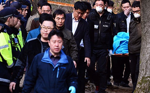 Lực lượng cảnh sát tìm kiếm cựu Chủ tịch Keangnam Sung Woan-jong trên sườn núi Bukhan