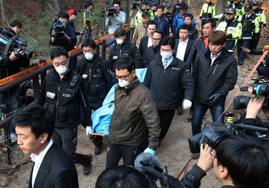 Đội tìm kiếm Hàn Quốc di dời thi thể của chủ tịch Keangnam Enterprises, ông Sung Woan Jong. Ảnh: Hani