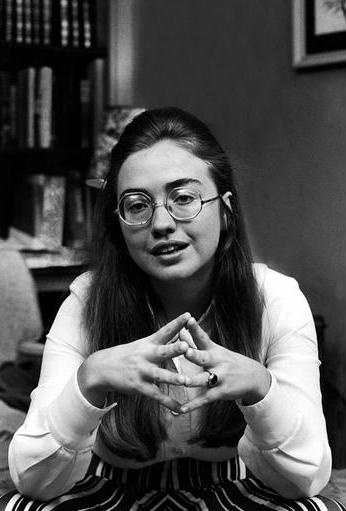 Hillary Diane Rodham từng là một thủ lĩnh sinh viên ở trường đại học Wellesley, bang Massachusetts. Thời gian đầu, Hillary ủng hộ đảng Cộng hòa. Sau này, bà quan tâm đến vấn đề bình đẳng giữa các chủng tộc nên đã rời đảng. Ảnh: AFP