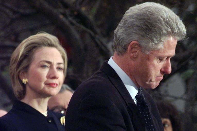 Bà Clinton sát cánh bên chồng khi tổng thống thứ 42 của Mỹ phát biểu cảm ơn những nghị sĩ đảng Dân chủ bỏ phiếu chống luận tội ông vào ngày 19/12/1998. Ban đầu, ông Bill Clinton phủ nhận chuyện đã quan hệ ngoài luồng với nữ thực tập sinh Monica Lewinsky. Sau này, ông thừa nhận sự việc và phải công khai xin lỗi. Hạ viện đã thông qua đề nghị luận tội tổng thống, nhưng Thượng viện đã bác bỏ điều này. Ảnh: AP
