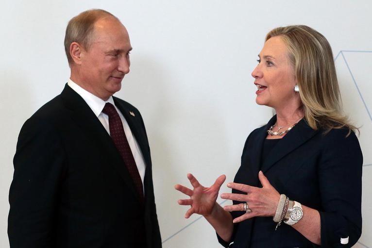 Ngoại trưởng Mỹ Hillary Clinton trao đổi cùng Tổng thống Nga Vladimir Putin bên lề hội nghị cấp cao APEC diễn ra ở thành phố Vladivostok, Nga, vào ngày 8/9/2012. Bà cũng là ngoại trưởng Mỹ công du nhiều quốc gia nhất (112 nước). Ảnh: AP