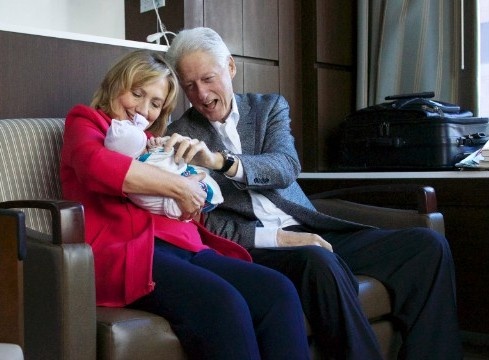 Cuối tháng 9/2014, Chelsea Clinton sinh con gái đầu lòng. Ông bà Clinton trở thành ông bà ngoại. Ảnh: CNN