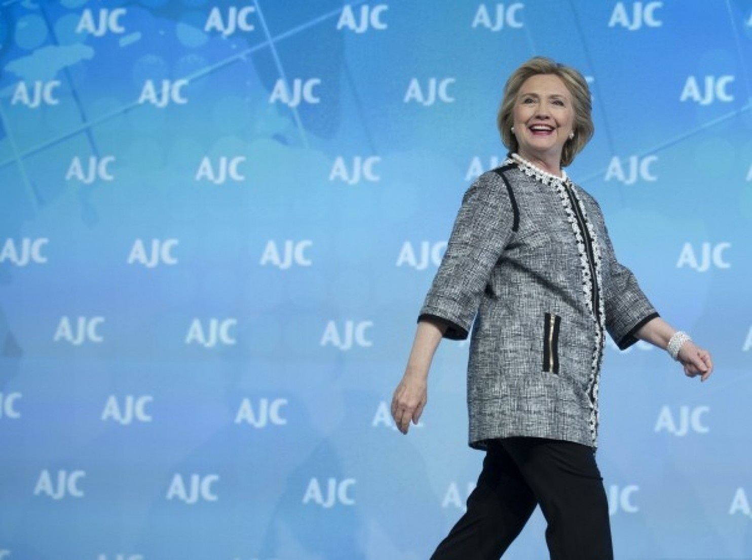 Bà Clinton dự một sự kiện về chính sách đối ngoại ngày 14/5/2014. Sau khi rời Bộ Ngoại giao, bà Clinton lần đầu tiên trở thành công dân bình thường và không can dự vào chính sự sau hơn 30 năm. Tuy nhiên, giới chuyên gia và truyền thông đều nhận định bà Clinton đang chuẩn bị cho chiến dịch tranh cử tổng thống Mỹ năm 2016. Ngày 10/4/2015, một số nguồn tin của hãng AP cho biết, bà Clinton sẽ chính thức xác nhận kế hoạch chạy đua vào Nhà Trắng vào cuối tuần này. Ảnh: AP