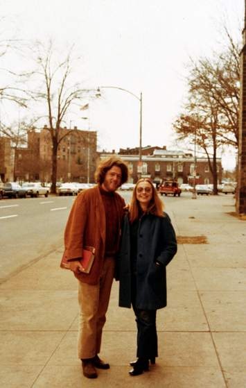 Ông Bill Clinton và bà Hillary chụp ảnh tại trường Luật thuộc đại học Yale vào năm 1972. Họ kết hôn năm 1975. Ảnh: Time